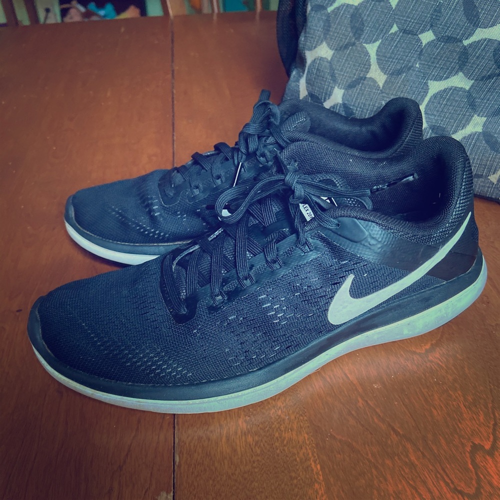 Black Nike FLEX RUN
